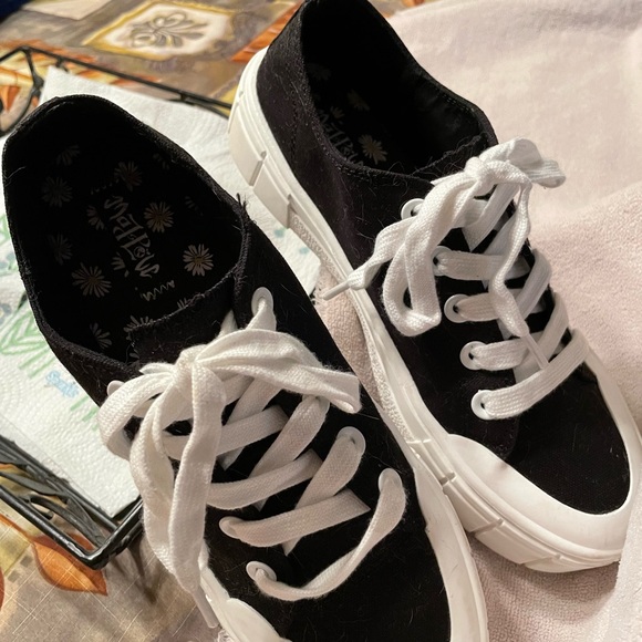 Womens Sneakers - Picture 6 of 7